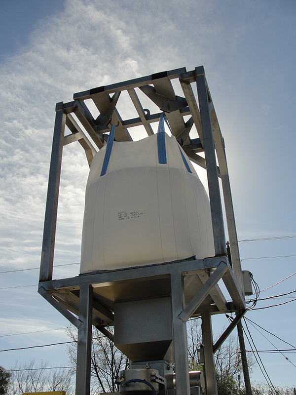 Gros plan de la fixation du grand sac et du conteneur sur le système de dilution de polymères du grand sac en acier inoxydable modèle 3000 de Clearwater Industries.
