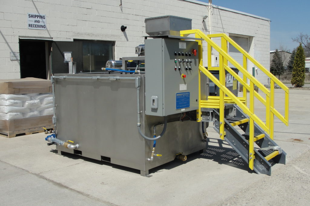 Une vue latérale du modèle 300 en acier inoxydable de Clearwater Industries montrant son panneau de commande, son corps en acier inoxydable et sa trémie de polymère sec.