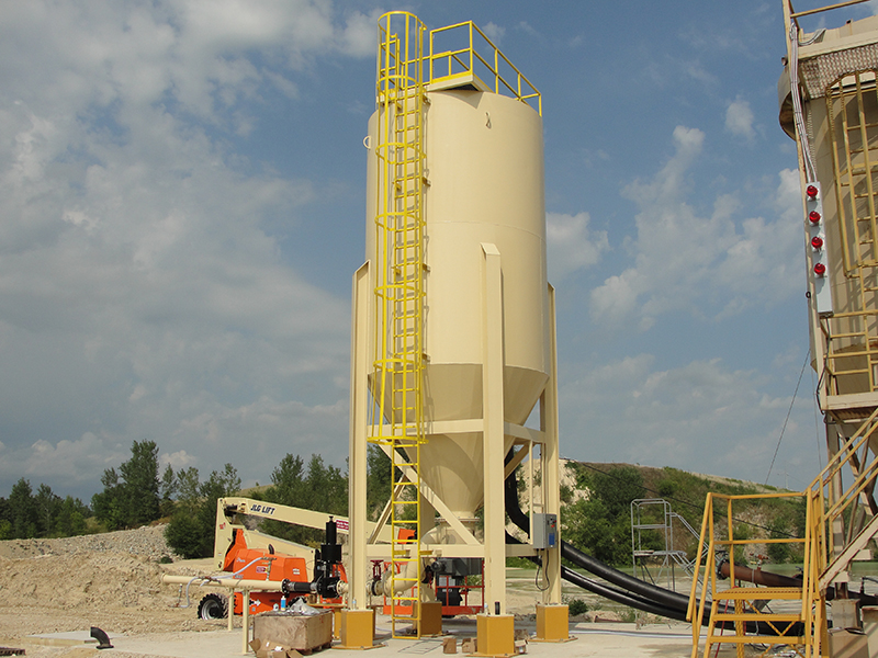 Installation d’un clarificateur d’eau à haut degré de compaction sur un site de production d’agrégats.