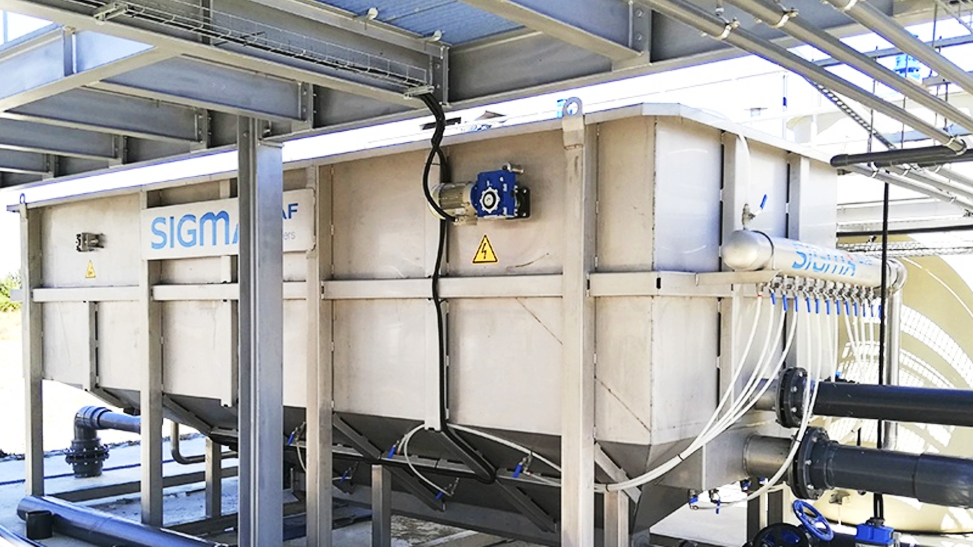 A dissolved air flotation unit pictured from the side.